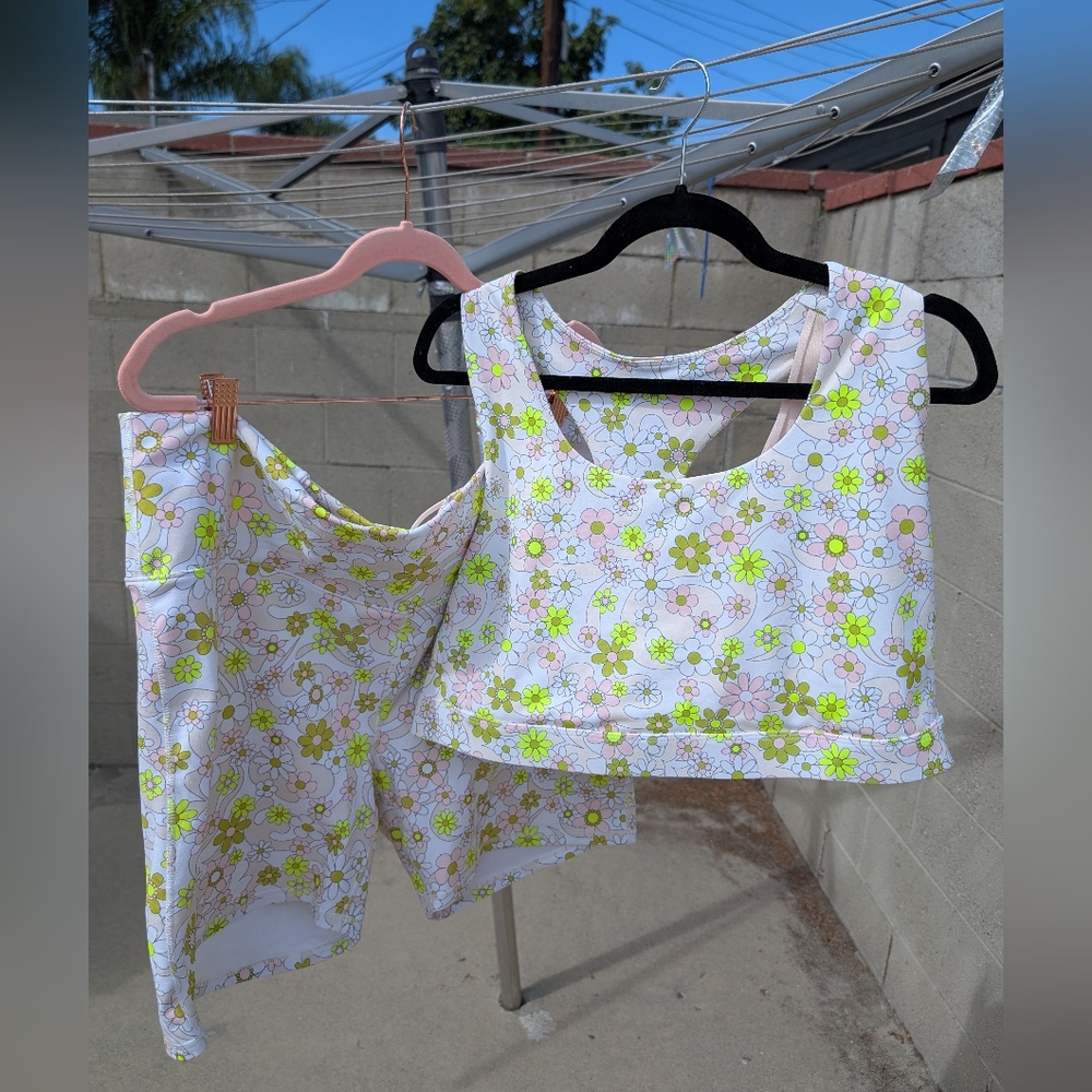Fabletics Powerhold Retro Floral Activewear Set Sports Bra & Shorts Plus Size 3X - Picture 3 of 13